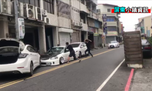 讀者爆料∥麟洛街頭暴力欄車 年輕人持球棒瘋狂砸車