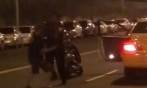 民眾爆料》屏市機場北路深夜鬥毆 計程車對上騎士