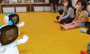 小朋友新玩伴！ 屏東總圖智慧機器人《凱比》上場陪孩子唱跳、說故事