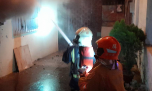 屏東市新民巷住宅火警 73老翁救出後送往醫院急救