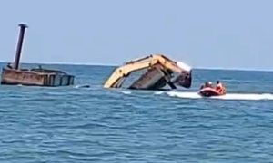 短訊》枋寮漁港清淤作業翻覆意外　兩名男子爬上怪手等待救援