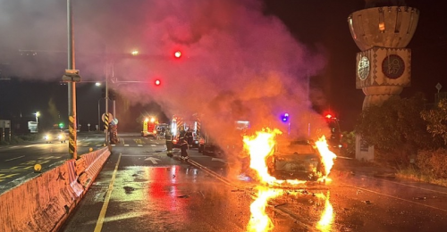 枋山鄉台1線三車事故　轎車撞擊後起火燃燒