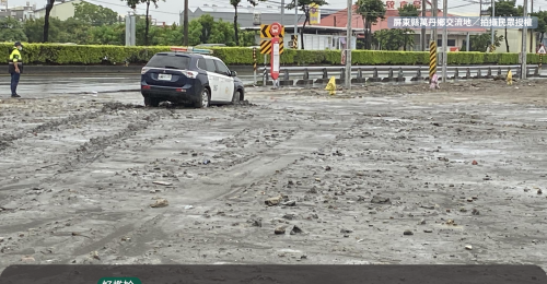 屏東萬丹警執行守望防制車禍勤務　警車陷入泥巴地熱心民眾救援