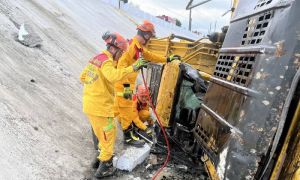 屏東怪手不明原因翻落河堤　駕駛遭壓住不幸身亡