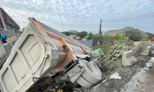 短訊》屏東里港砂石車疑似會車不慎 一車墜堤1人傷重不治