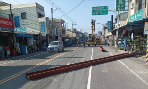 屏東崁頂曳引車鋼構滑落！砸壞民宅前水泥墩 所幸無人傷