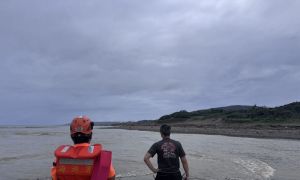 屏東滿州佳樂水遊客下水撿石頭　不明原因失聯、現場搜救中
