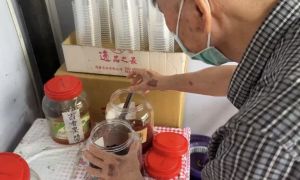 屏東萬巒驚見自助式手搖飲！一杯20元想加什麼自己來