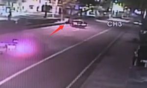 影音》屏東市BMW撞車逃逸！彎道煞停原地打轉　波及住宅與2車