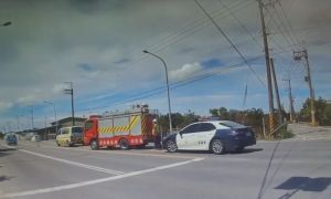 快訊》屏東鹽埔路口事故！救護車載病患與機車擦撞　騎士受傷送醫