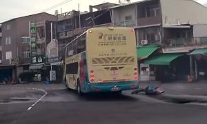 屏東萬丹學生騎腳踏車遭客運車擦撞　倒地險遭輾過輕傷送醫