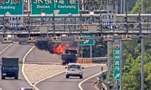 快訊》屏東竹田系統出口匝道火燒車！車身竄出火光、消防滅火中