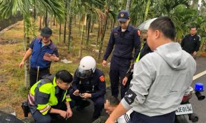 通緝犯躲警攔查！衝撞屏東警再跳進檳榔園　遭圍捕查獲毒品