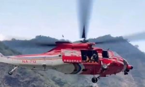 疑落石砸水花推人！屏東獅王瀑布3人受傷　空勤吊掛救援