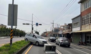 屏東駕駛失控撞上分隔島  電信機箱遭擊落掉路中央