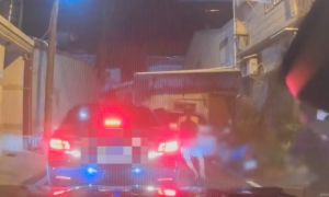 見警就跑！東港男車開進死巷還想逃　通緝犯連毒一起被逮