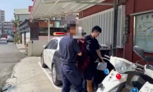 屏東市男子偷拖板車連撞民宅！又縱火遭警方壓制逮捕