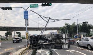 屏東萬丹小貨車事故波及多車　路燈監視器全倒碎片滿地