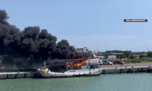 快訊》屏東鹽埔漁港驚傳火燒船！現場濃煙竄天、消防灌救中