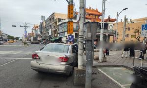 影音》屏東東港轎車往後直直撞！竟又開去撞燈桿　四部機車被波及