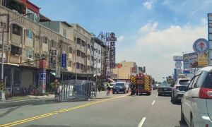 快訊／屏東市建國路貨車化學品掉落　磷酸濺傷民眾全身紅腫送醫
