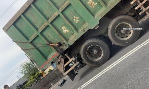 快訊》屏東新園鄉機車與大貨車事故！機車騎士當場身亡
