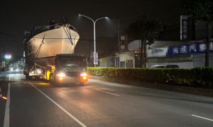 屏東萬丹深夜驚見「公路遊艇」！大貨車載巨船勾倒電纜