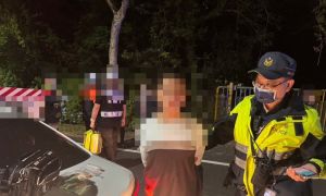 屏東內埔拒檢車跑給警追！撞上停等紅燈車　被逮還搜出毒品