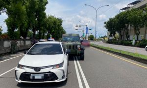 屏東市忠孝路中午追撞事故！軍車撞上停等紅燈車輛