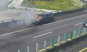 快訊》國道3號長治段車輛起火！車頭冒火光停靠路肩、車內人員平安