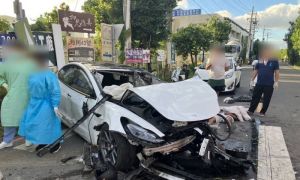 影音》屏東恆春恐怖車禍！特斯拉撞水泥車再波及機車 釀1死7傷
