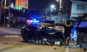 快訊》屏東市機場南路傳事故！車頭嚴重毀損、多部路邊車疑被波及