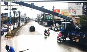 影》屏東潮州貨車鋼筋掉落！駕駛路邊吊掛回車上　未報案警方將追究