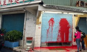 枋寮超市遭潑紅漆！門口貼「借錢還錢」紙條　男子遭警送辦