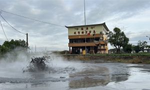 短訊》屏東萬丹泥火山清晨再噴發！泥漿翻騰場面驚人