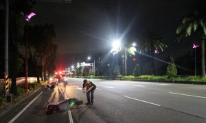 高屏橋事故人車倒臥車道！後方女騎士不慎撞車　家屬盼尋畫面