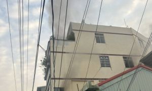 屏東市金城街今晨火警！夫妻受困屋頂待援　消防平安將人救出
