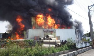 屏東市傢俱工廠發生大火 所幸無人員受傷