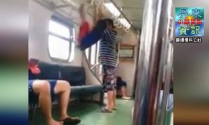 屏東男童火車上玩吊單槓 父親不阻止還...