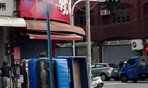 即時》東港小貨車失控衝撞3名老人 被壓在車底恐有生命危險