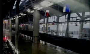 超大雷雨來襲 這次屏東火車站月台又全溼了