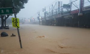 海棠颱風》超大豪雨擋不住 屏科大前慘變壽比河