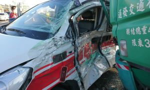 枋寮救護車被拖板車攔腰撞上2傷送醫