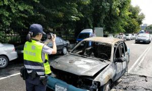 疑因車輛老舊 老翁行經機場北路整輛車自燃燒毀