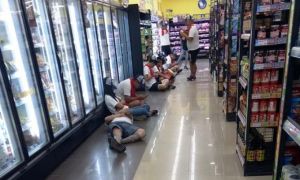 南州廟會轎班坐超市地上休息 一張照片引發網友論戰
