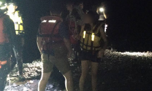 社會即時》霧台溪水暴漲四名遊客受困　消防人員架設繩索救出 ... ...