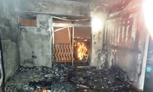 打火機燒紙碗惹禍 大樓內整間房子燒到幾乎全毀