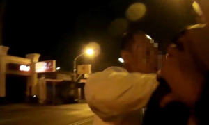 影音》東港酒醉男攔警察 還要動手搶密錄器