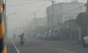 即時火警》萬丹回收場失火 街道瀰漫濃煙