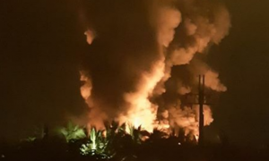 火災即時》鹽埔塑膠工廠深夜惡火 火光壟罩整個黑夜